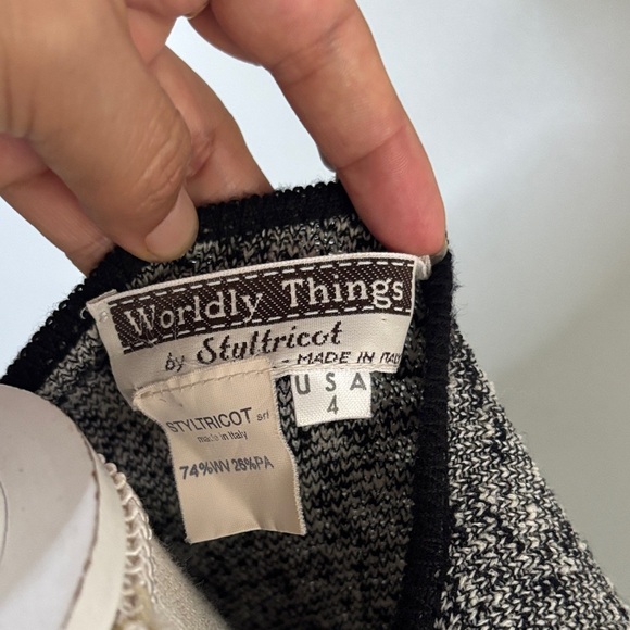 Chic Women's Black-Trimmed Gray Blazer - Picture 2 of 7